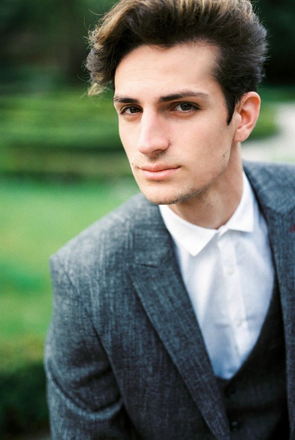 Quels types de vestes courtes conviennent pour un look de soirée sophistiqué?